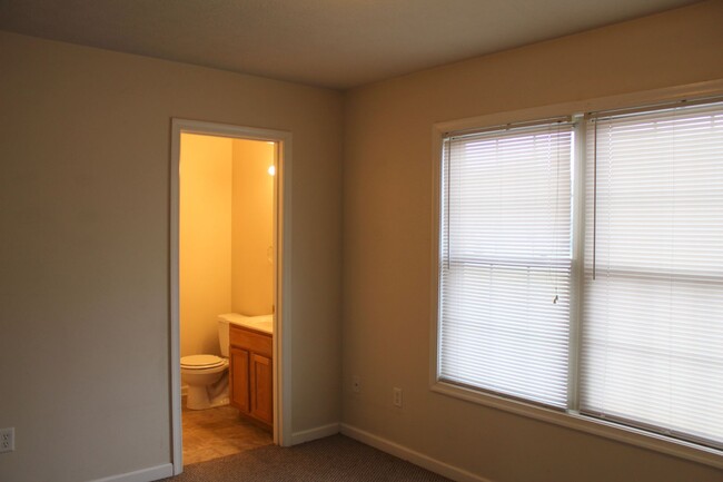 Building Photo - 3 bedroom townhome in broadway for rent! -...