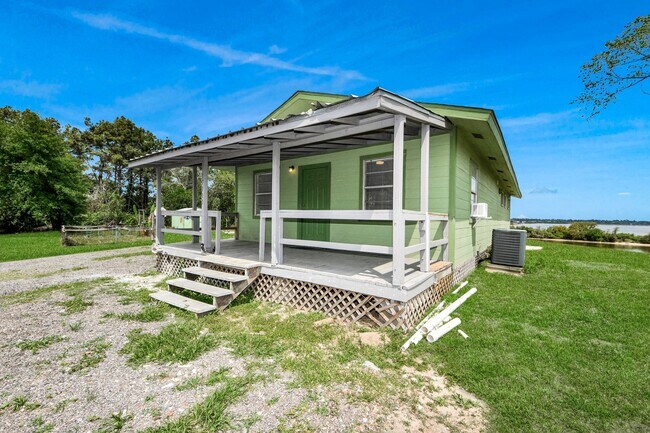 Foto del edificio - 17111 River Rd