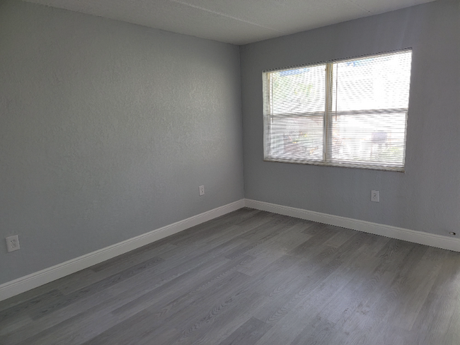 Building Photo - 720 7th Ave N
