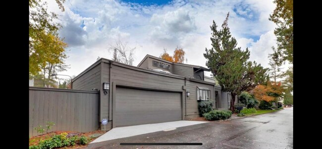 Foto del edificio - Spacious and beautiful 3 bedroom 2 bath ho...