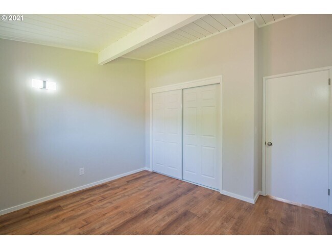 Foto del edificio - Gorgeous 3 Bedroom Remodel in Highly Desirable Lakeshore Neighborhood!