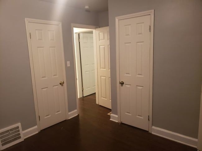Building Photo - Large 3 bedroom Bungalow