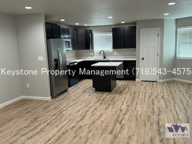 Foto del edificio - Beautiful 3 Bedroom Ranch Home with Mountain Views in Pueblo West 3 Bedroom/2 Bathroom/3 Car Gara...