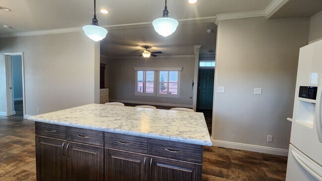 Foto del edificio - 3 Bedroom Ranch Home with 4 Car Garage