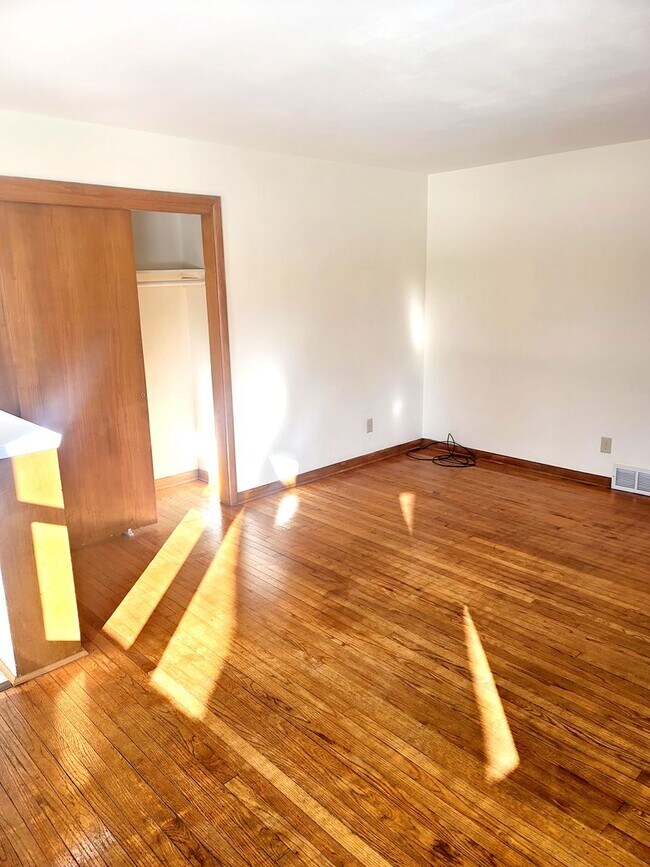 Building Photo - 5220-22