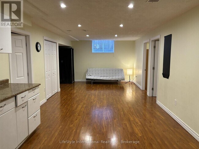 Building Photo - 114 Clairfields Dr W