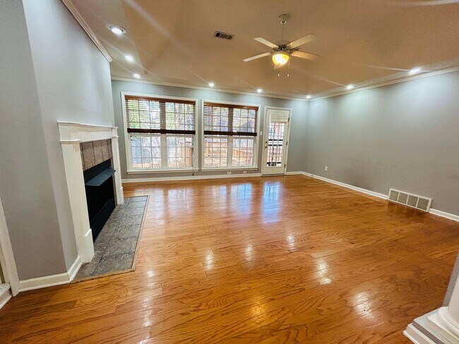 Building Photo - Minutes away from Whitestation School! Nei...