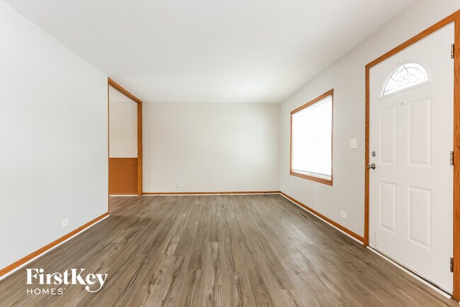Building Photo - 814 Spruce Dr