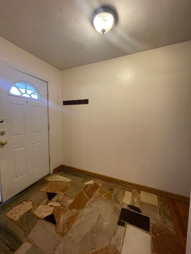 Foto del edificio - Charming Springfield home off South Campbell