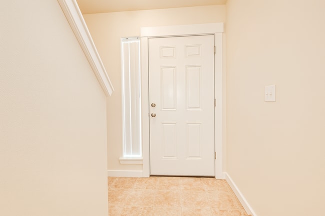 Building Photo - Gorgeous 3x2.5 duplex unit with a fenced b...