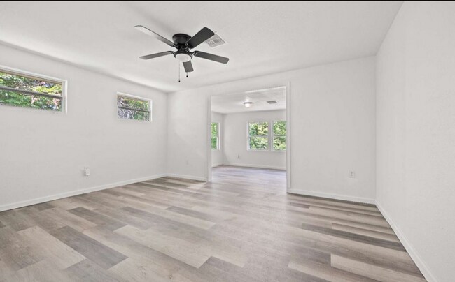 Foto del edificio - 739 NW Palm Dr