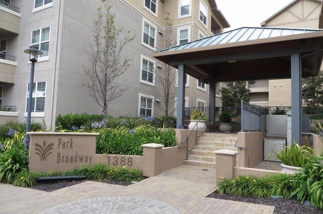 Entrada - 1388 Broadway