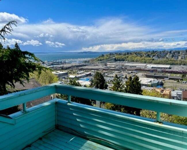 Building Photo - SKIRVIN TRIPLEX
