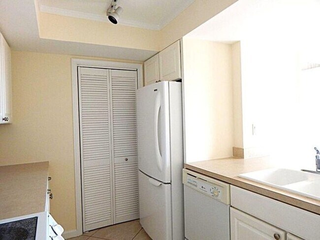 Foto del edificio - 5250 Woodland Lakes Dr
