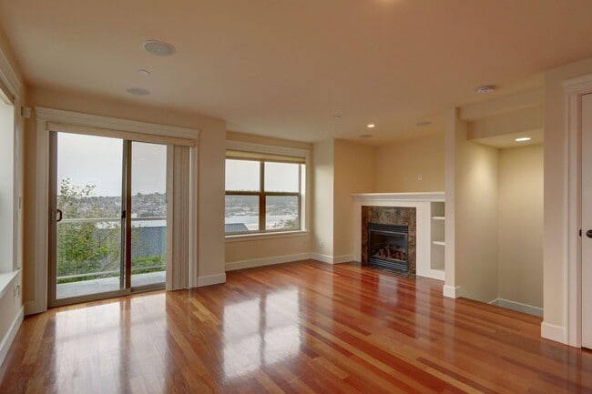 Foto del edificio - Spacious 4bd/2.5ba Townhome w/ Sweeping Vi...