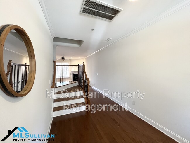 Foto del edificio - 308 Rose Walk Ln