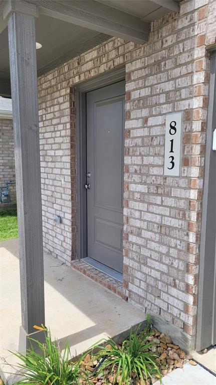 Building Photo - 813 Vlg Brk Dr
