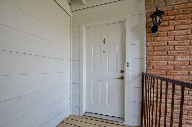 Foto del edificio - 8810 Ilona Ln