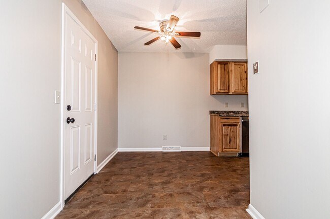 Foto del edificio - 1369 Parkside Dr