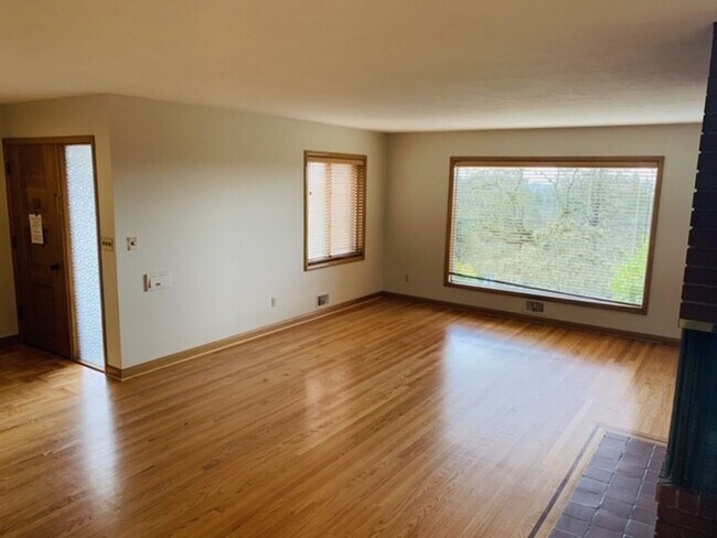 Foto del edificio - SW PDX Spacious Mid-Century Home Located i...