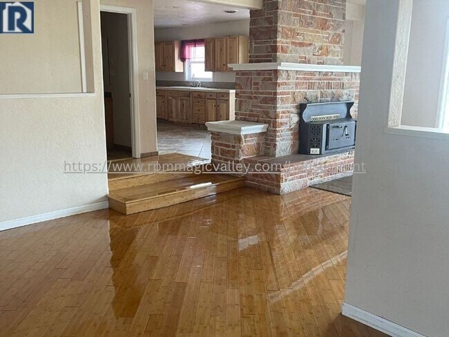 Building Photo - Charming 3 Bed 2 Bath On a Large Lot