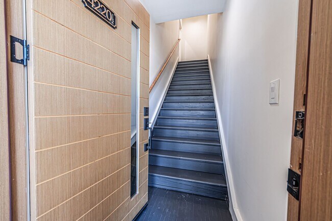 Foto del edificio - Now Offering 1 Month Free – Upstairs 3-Bed...