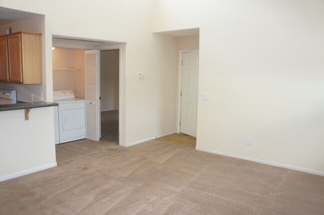 Foto del edificio - WONDERFUL 2 BEDROOM CONDO ON SECOND FLOOR