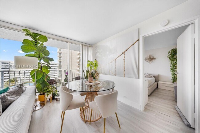 Foto del edificio - 7601 E Treasure Dr