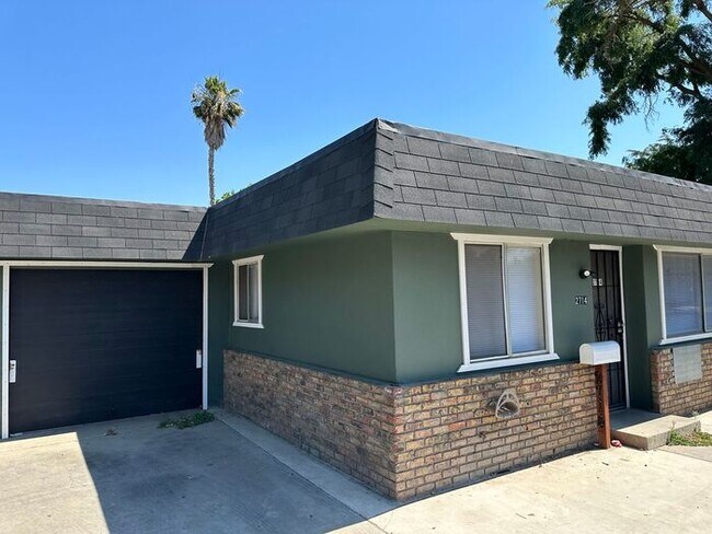 Foto del edificio - 3 Bedroom 1 Bathroom Duplex