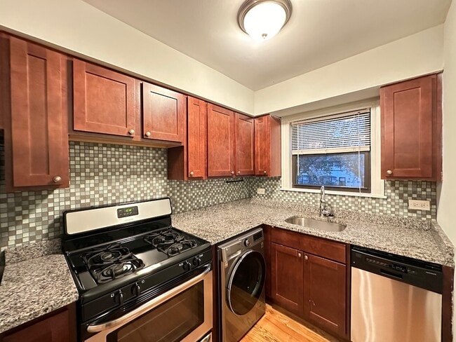 Building Photo - 704 Elm Pl