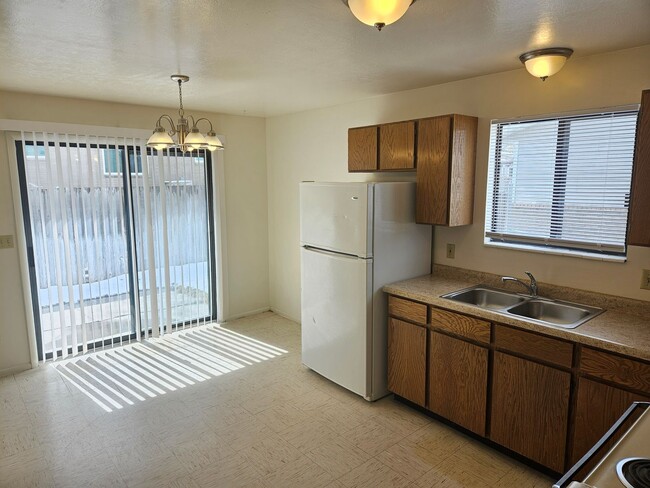 Building Photo - 2 Bd 1 Ba Dupex. Clean & Rent Ready