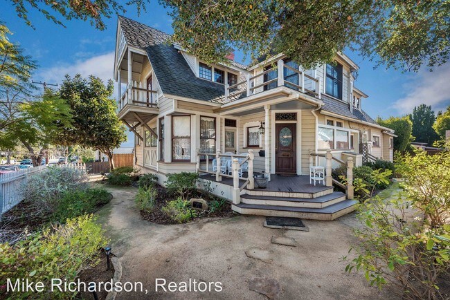 Building Photo - 1809 Chapala St