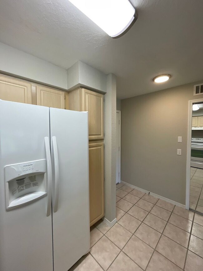 Foto del edificio - 2Bdrm 2Bath in Hunters Creek -- Fresh Pain...