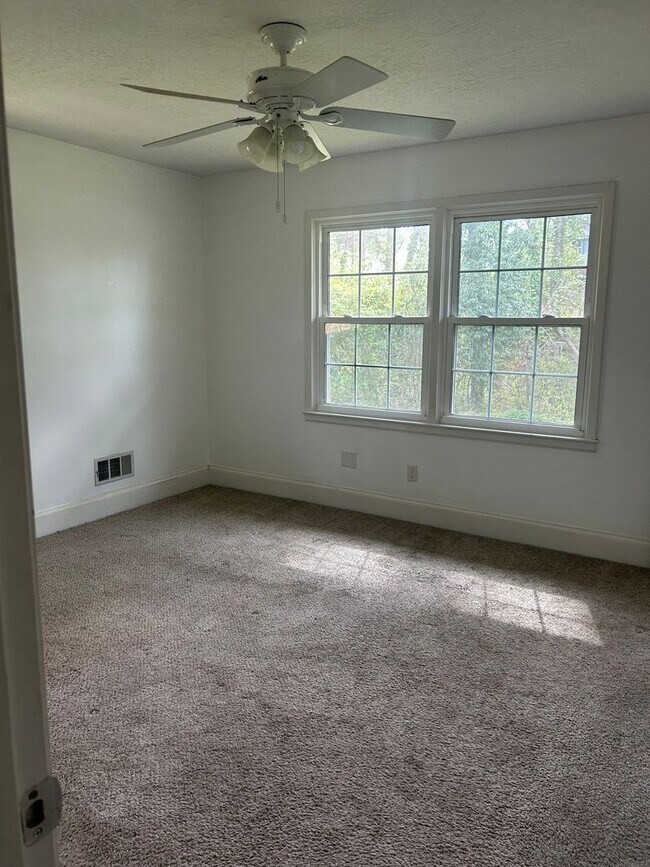 Building Photo - Lovely 3 Bedroom home