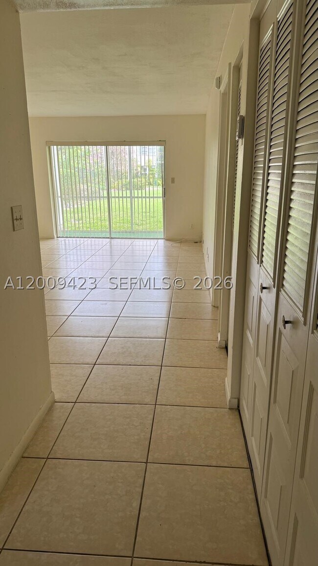 Building Photo - 3774 Inverrary Dr