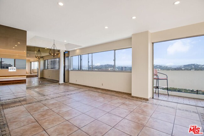 Foto del edificio - 10701 Wilshire Blvd