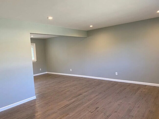 Foto del edificio - 1029 Commack Rd