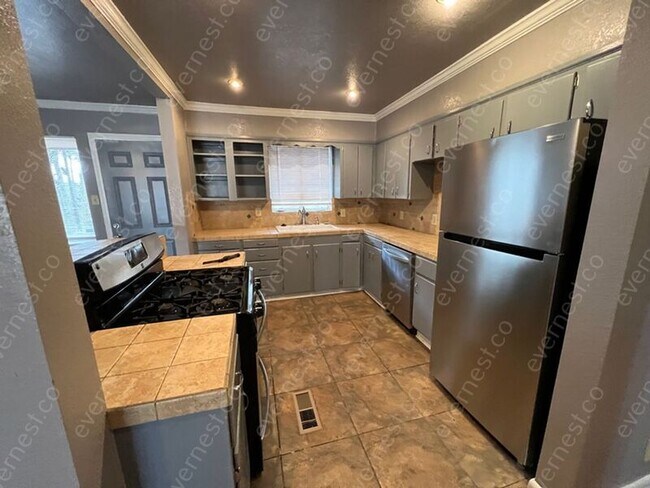 Building Photo - 2 Woodcliff Cir