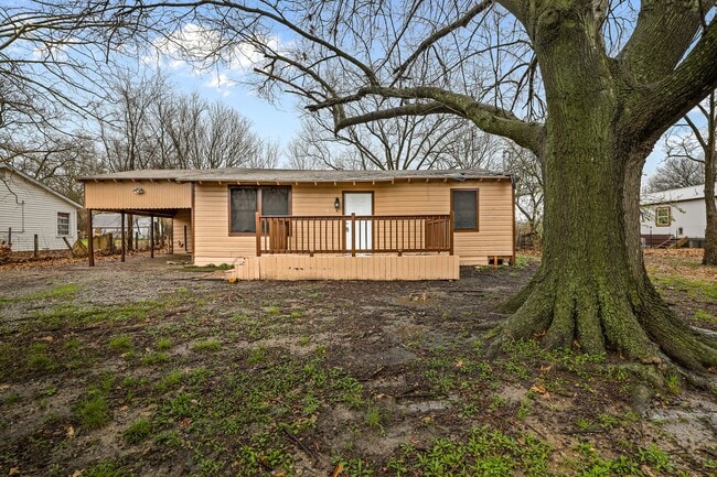 Building Photo - Welcome to your newly updated 2 bedroom, 1 bath home!