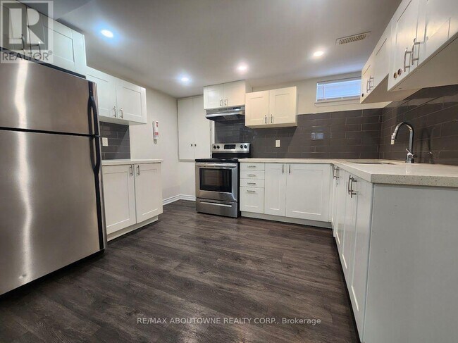 Building Photo - 18 Greeningdon Dr
