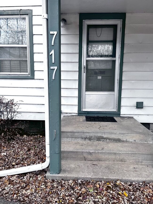 Building Photo - Two Bedroom, Spacious Apartment