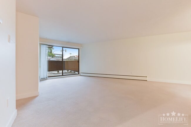 Building Photo - Coastal Living in a 55+ Community Spacious 1 Bedroom Across from Semiahmoo Shopping Centre