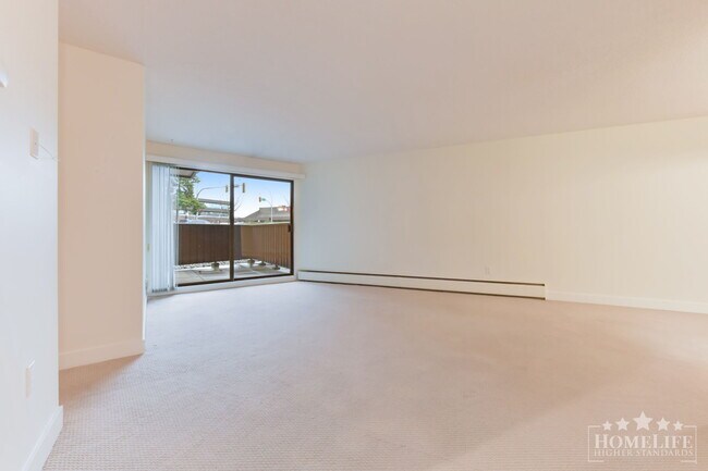 Photo du bâtiment - Coastal Living in a 55+ Community Spacious 1 Bedroom Across from Semiahmoo Shopping Centre