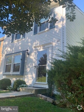 Building Photo - 9953 Valley Park Dr