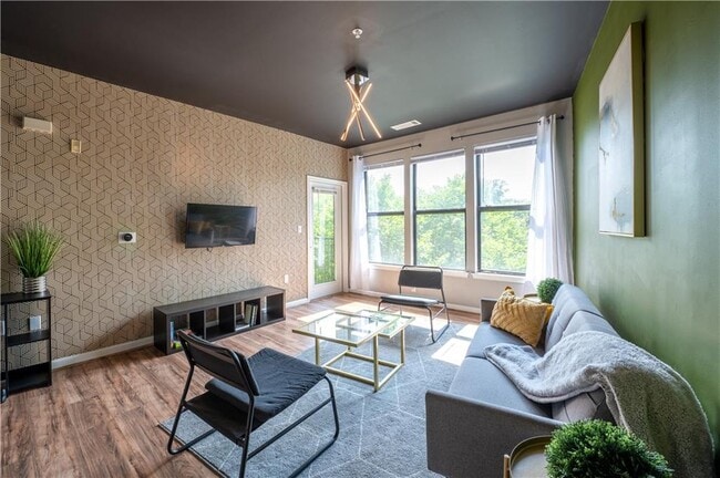 Building Photo - 898 Oak St SW