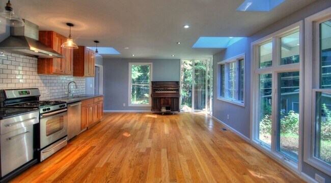 Building Photo - Two bedroom Newly Renovated La Londa Gem