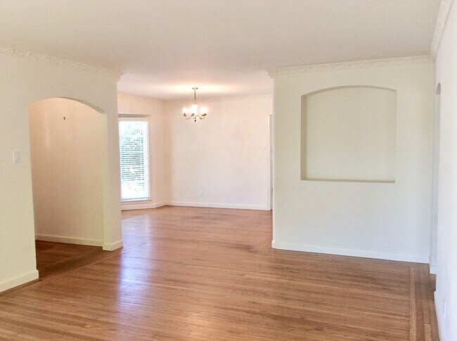 Building Photo - Lovely 2 Bedroom 1 Bathroom in the Proctor...