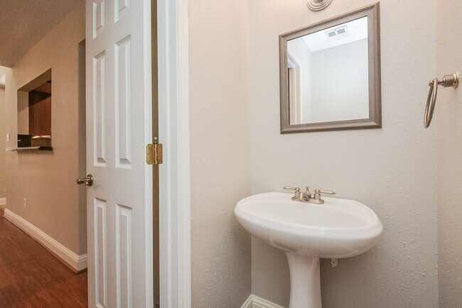 Foto del edificio - 13859 Hollowgreen Dr