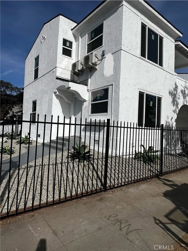 Building Photo - 1125 W 43rd St