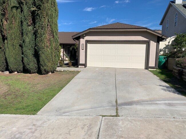 Foto del edificio - 3 Bedroom 2 Bath Cowles Mountain Home For Rent